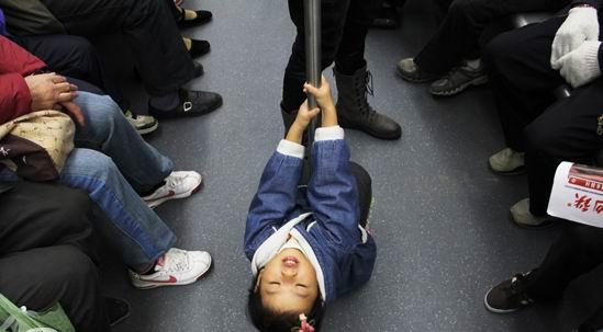 (我前天就经历过跟图中一模一样的情况,熊孩子还踩了我一脚,跟贴纸里