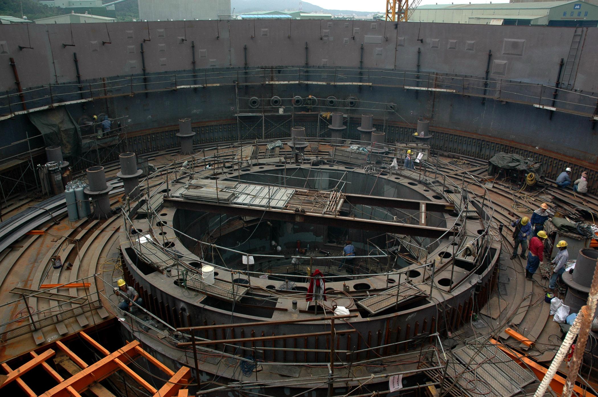 关于核四的维基百科简介:龙门核能发电站是台湾新北市贡寮区一座