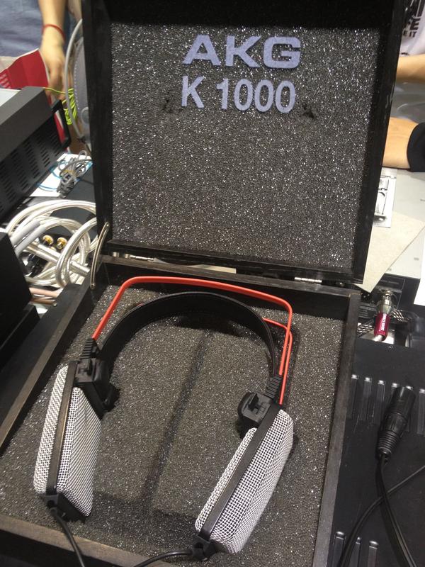 耳机叫akg k1000,从那以后感觉所有耳机声场都好小.