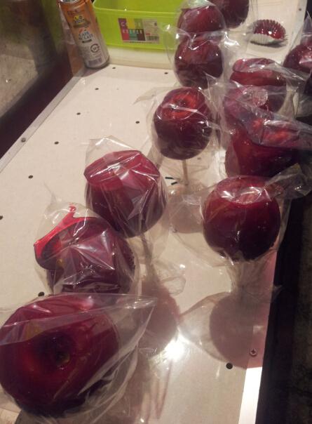 在动画中出现主人公一起逛祭典的剧情,出镜率最高的就是苹果糖和捞