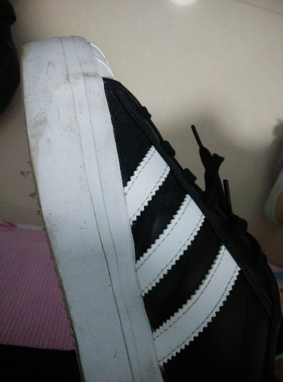 刚买几天的阿迪达斯鞋底旁脱胶了能不能换这是