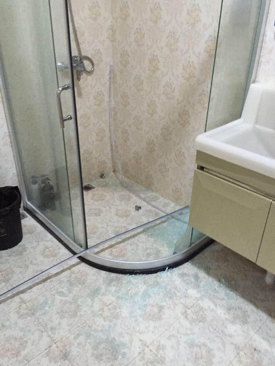 请问怎么鉴别淋浴房钢化玻璃有没有防爆膜？目前市面上的防爆膜在钢化玻璃爆裂时能不能真的起到防爆的作用？ - 知乎