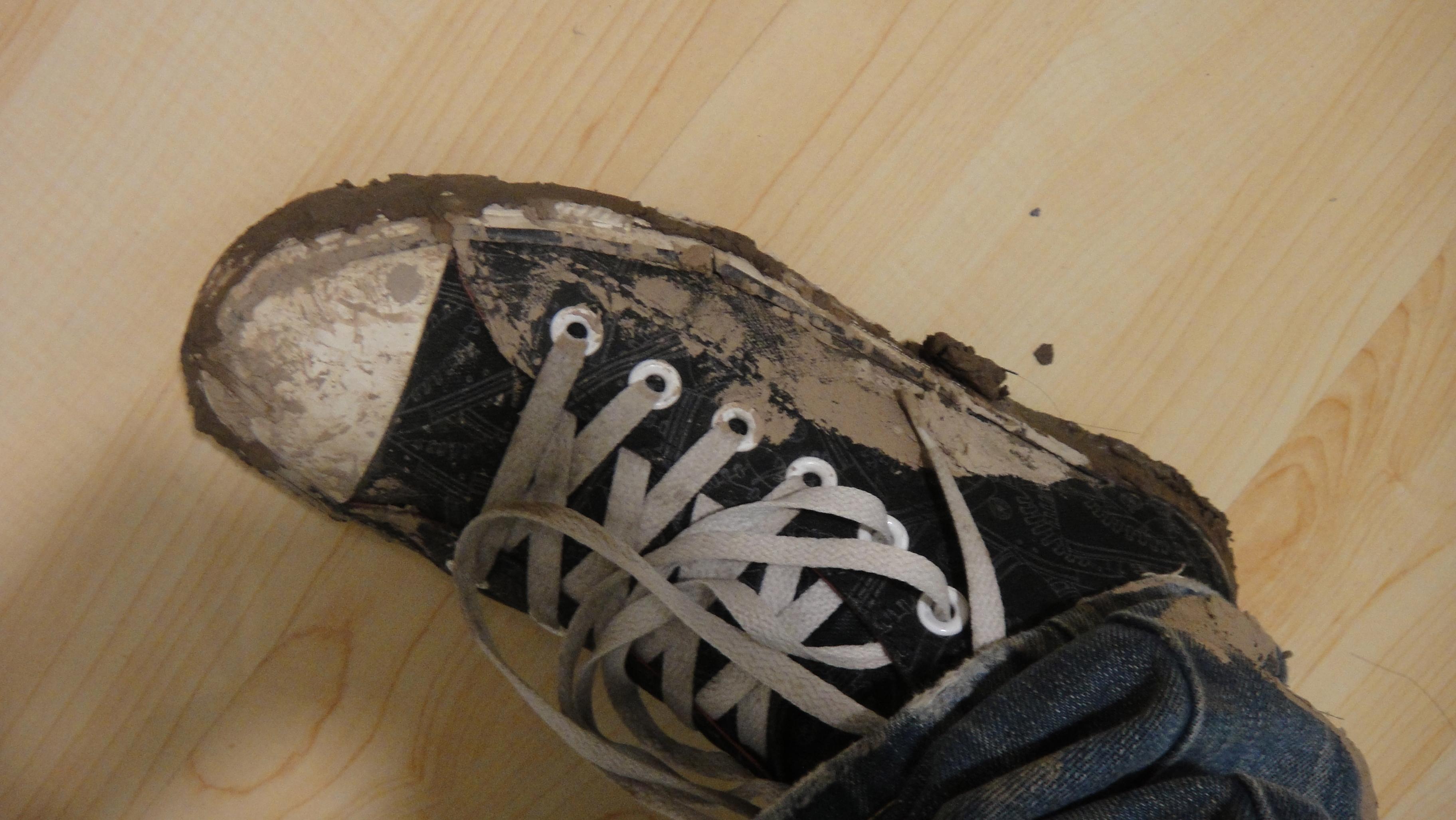 10年镇江那一次是真的很泥泞…这是结束后回到酒店的我的鞋