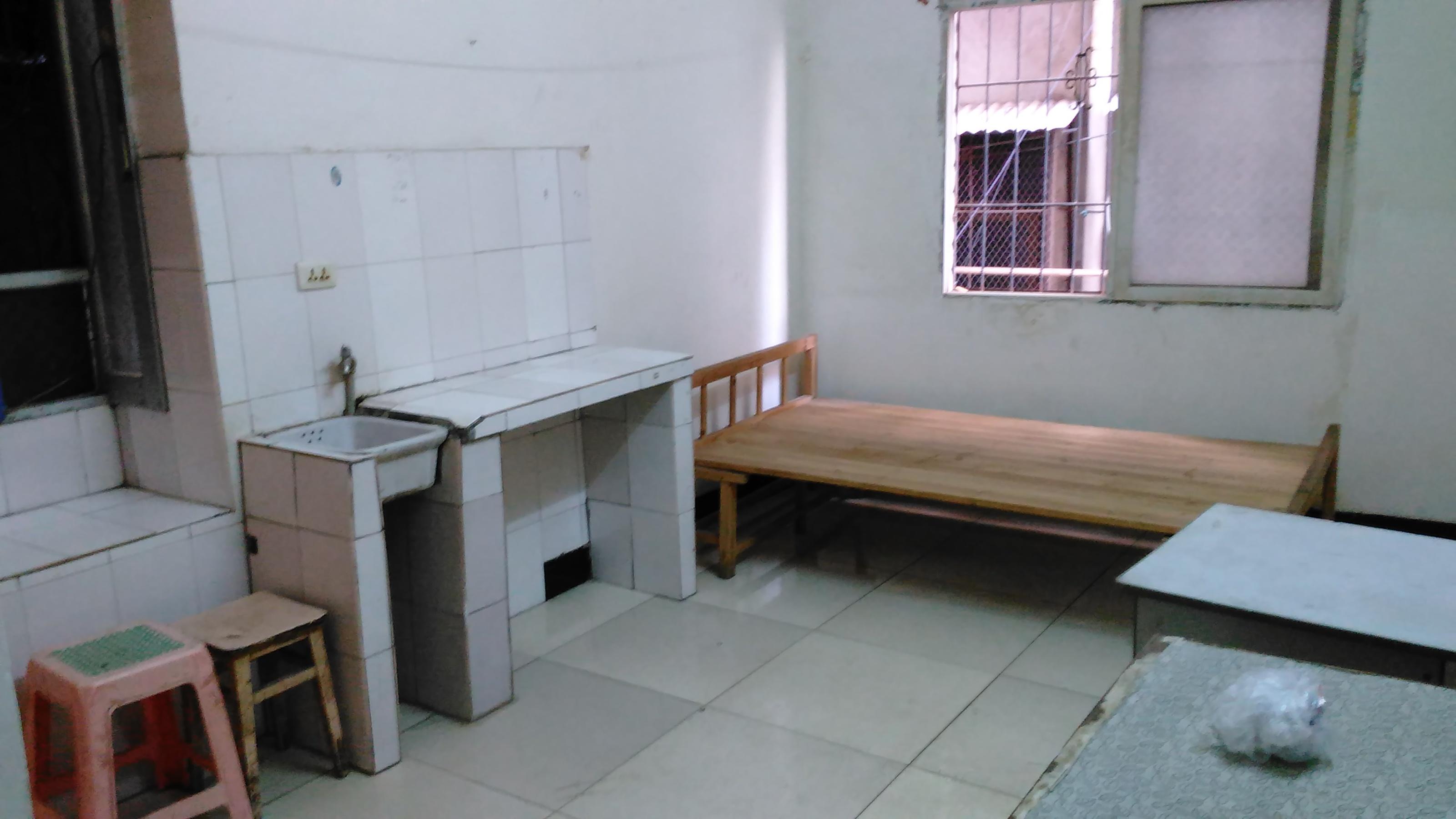 个月400的房子 弄得非常简单 物件基本在淘宝入的 小房间最重要是干净