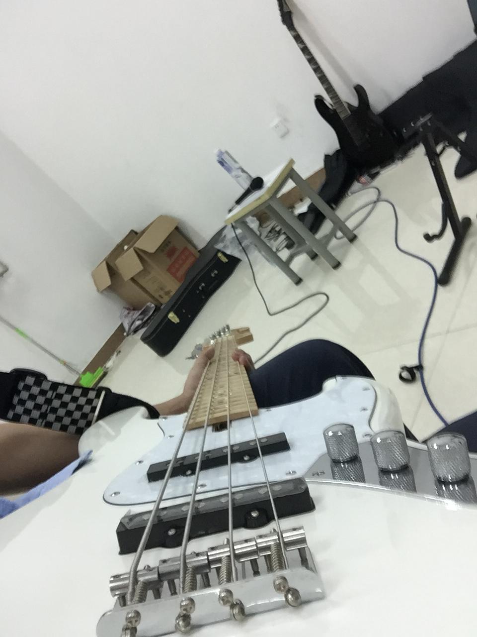 大一新生想学贝斯,有什么好的途径?