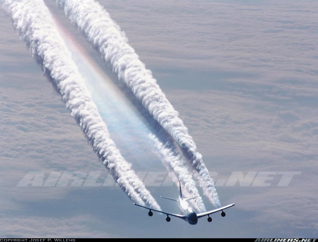 飞机巡航时机翼外侧产生的白色拖尾是怎么回事