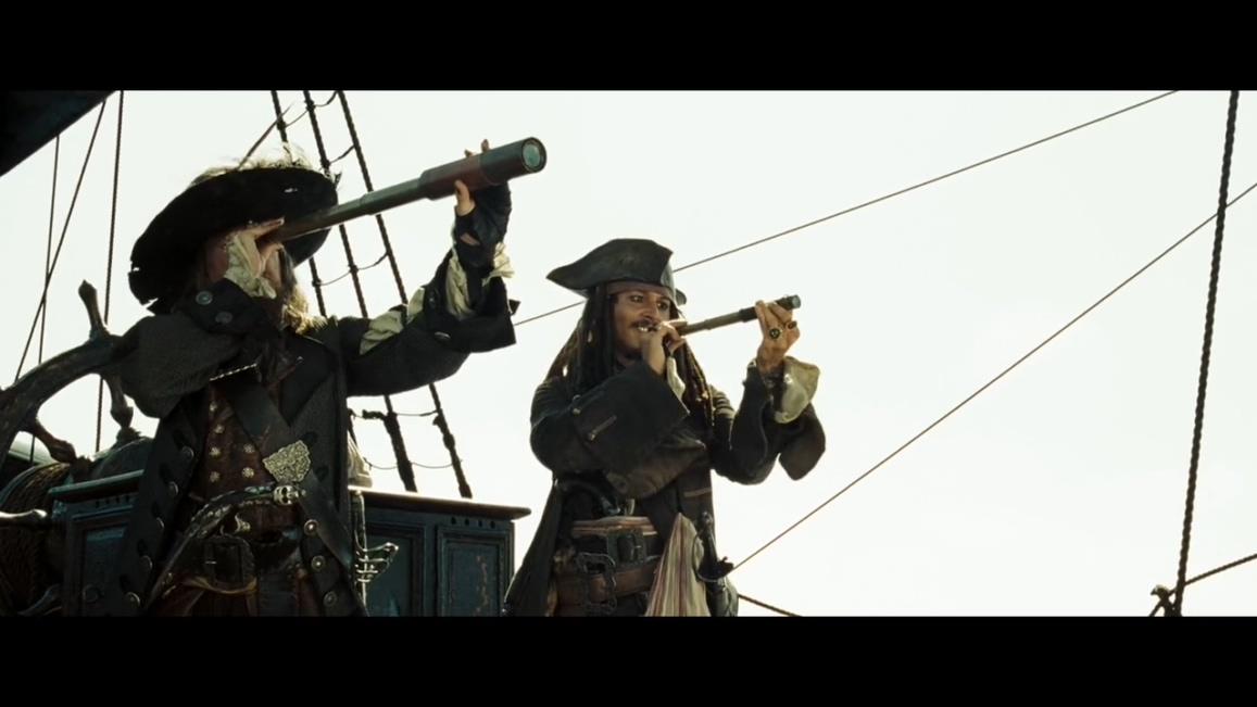 图中加勒比海盗的望远镜怎么是弯的