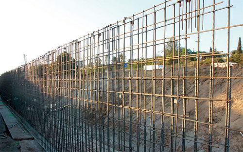 当一个钢筋混凝土的房子突然间去掉所有混凝土只剩下钢筋的话,那么它