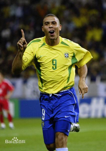 罗纳尔多,梅西,亨利,C罗等前锋中,各自超越其他