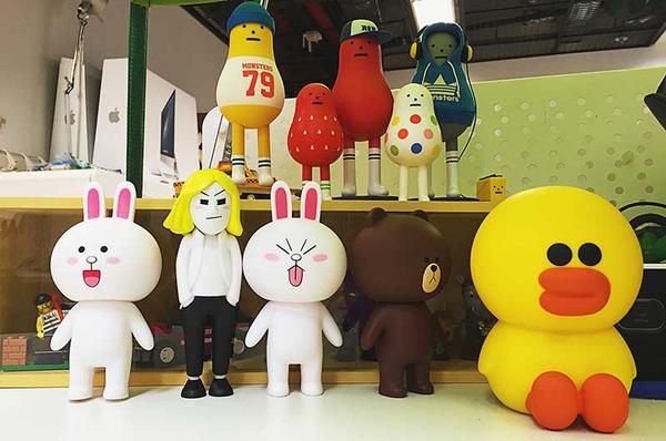 把布朗熊可妮兔放到桌面上linedeco独家首发