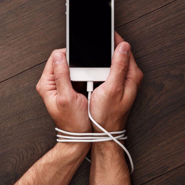 我们并不是对手机上瘾,说不定只是有一个焦虑型性格罢了 叶赌徒