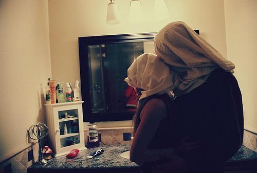 这些套头起来蒙面亲吻的相片(画)有什么来头?