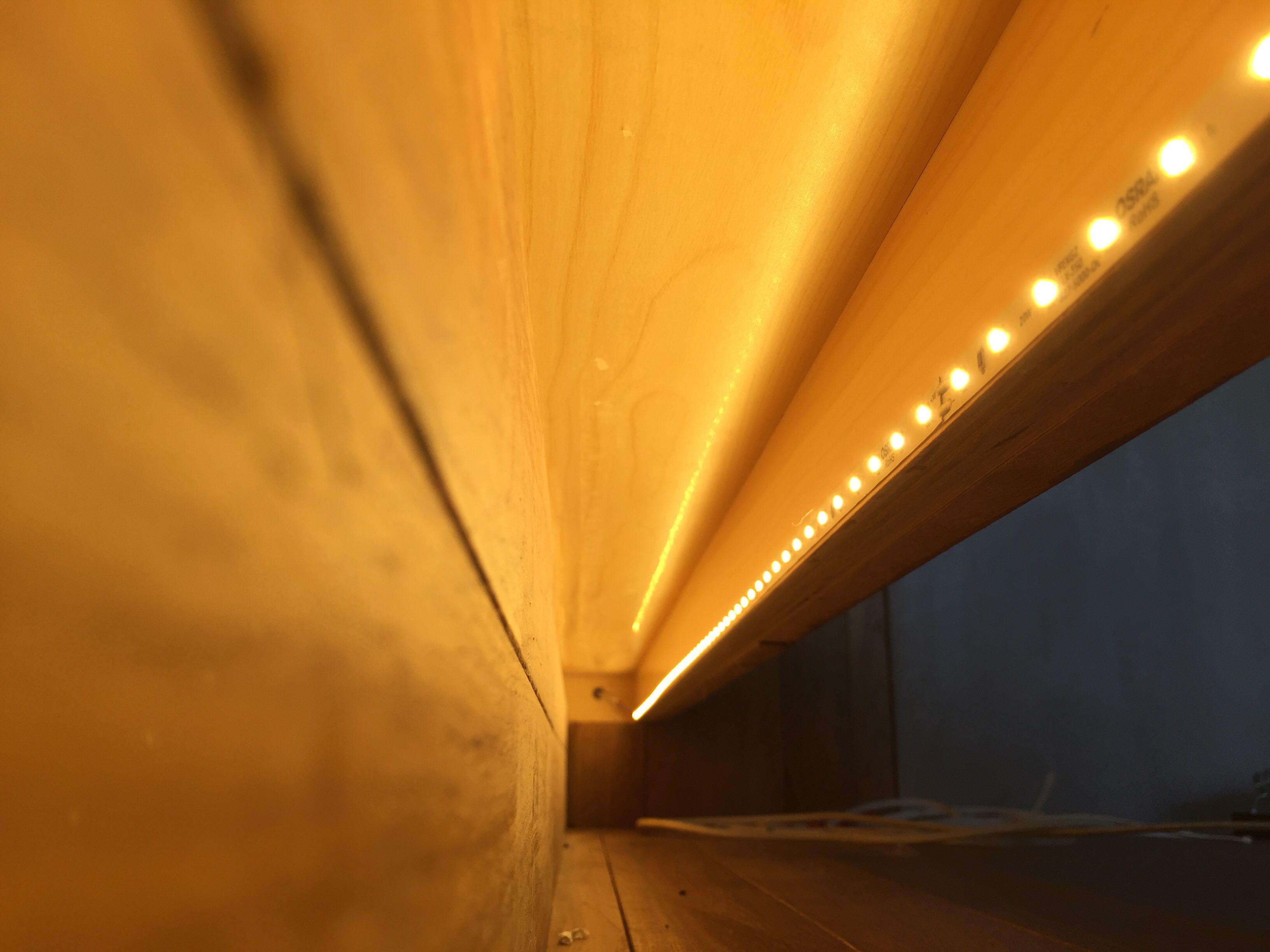 这个和木地板一样材质的储物地台怎么做的?