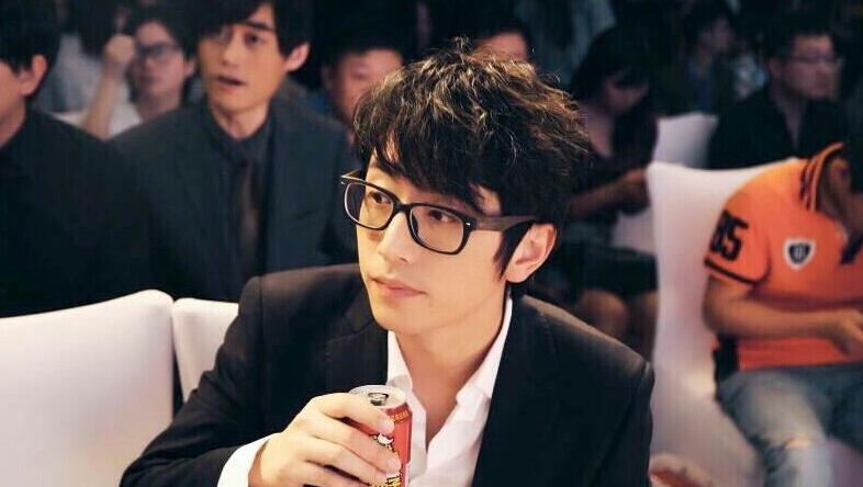 谁说白客颜值不高的  显示全部