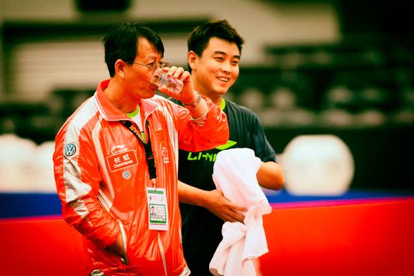 王皓还在八一队的时候,有一次吴敬平吴指导和妻子去看联赛,在看台上