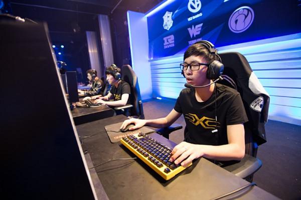 又至一年高考时:电竞选手曾龙和他的高考故事