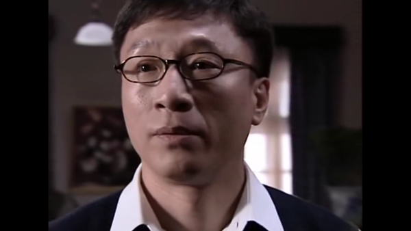 最难忘的是,翠平走后,余则成手足无措,嘴里念念有词的样子