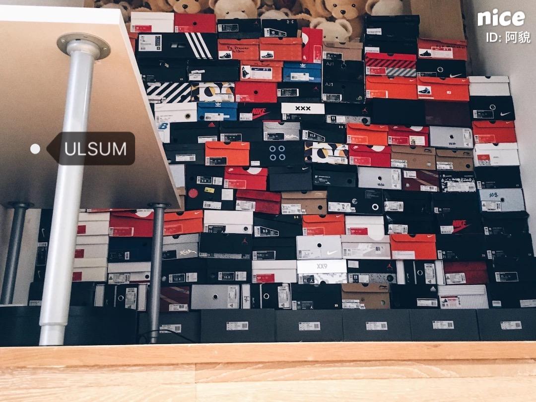 ②会站在鞋盒墙前发呆.