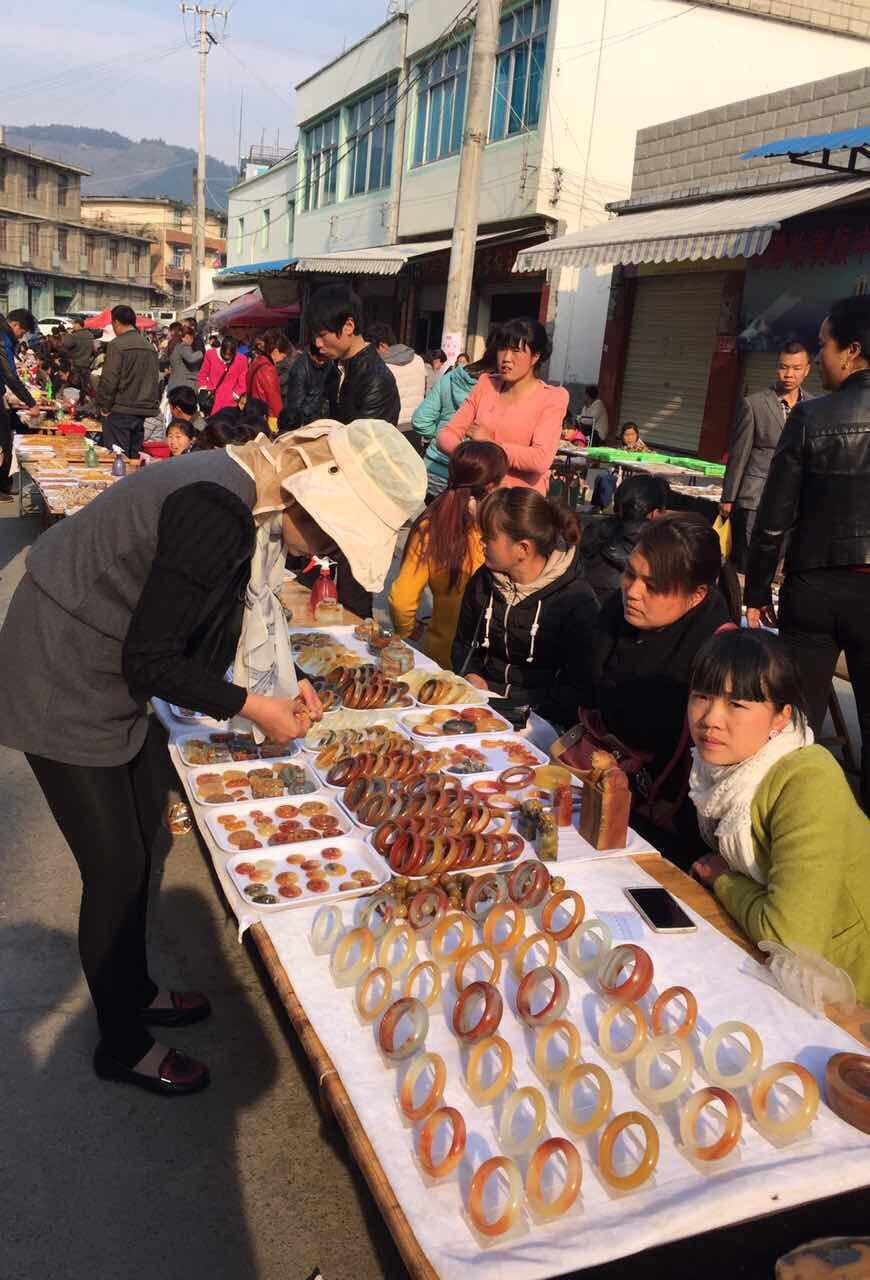 我妈在来我们这里摆摊卖玉石的小贩那里买了这样一个手把件,他说这是