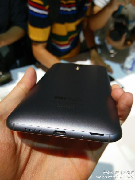 像素密度达到418 ppi 配备2gb ram 2070万像素索尼g摄像头 不支持n