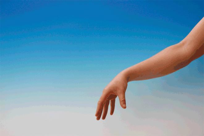 提出一些小的意见双手动作,好像在推开一个书柜,然后迅速推倒反方向