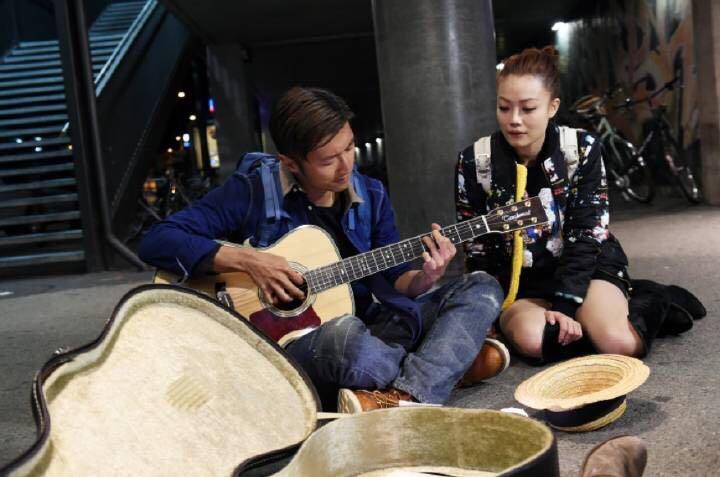 为什么有些女生容易对唱歌好听或是会弹吉他,