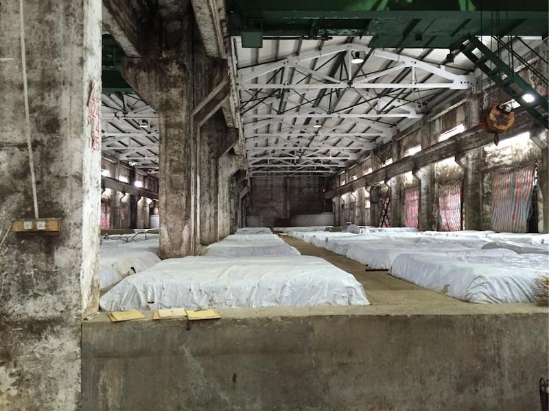 还有一种是地缸,就是把大缸埋在地下来发酵,这是汾酒比较特色的生产