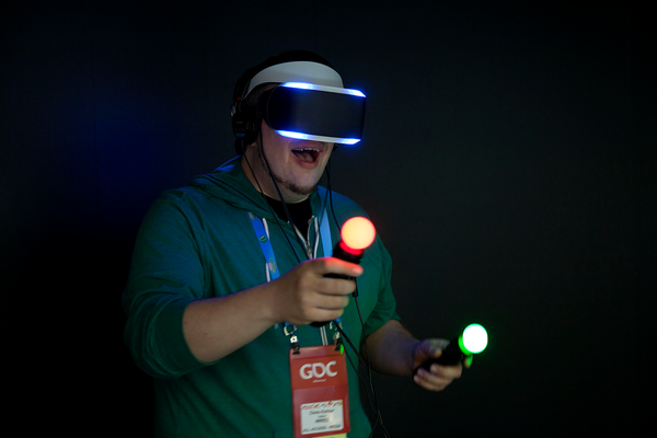 玩VR游戏是怎么控制呢
