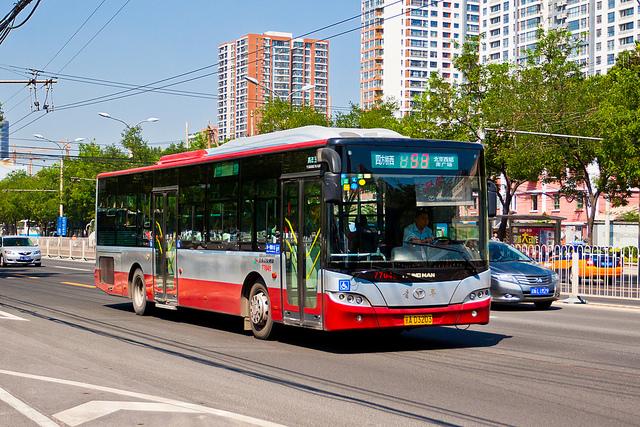 2007 年至 2008 年引进的第二批 12 米低地板柴油车和天然气车,柴油车