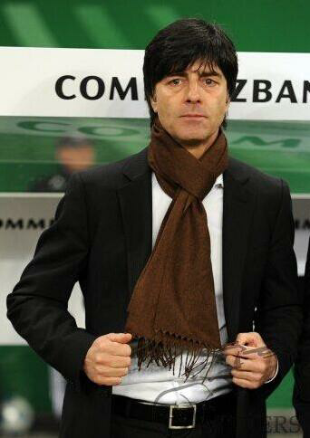 这张围巾搭的不错 随便穿个针织衫也是帅到爆啊