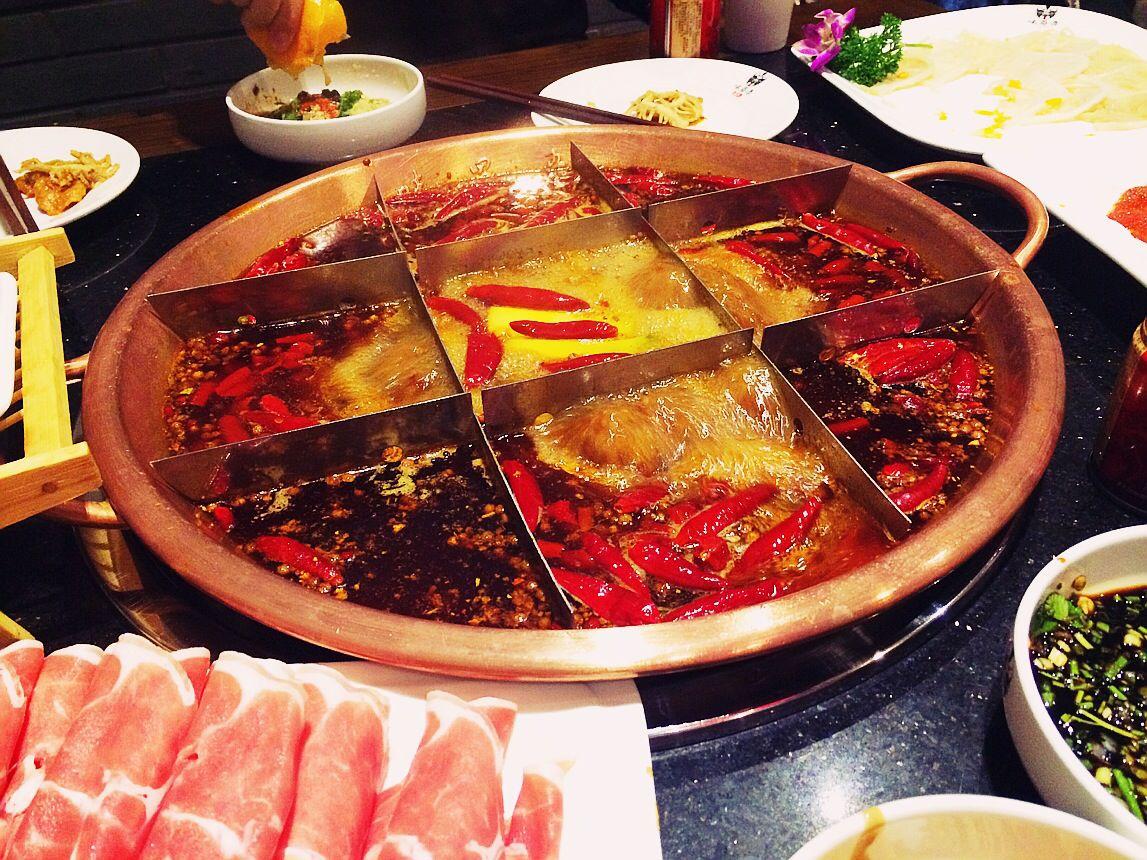 今晚吃了超级辣的重庆火锅,辣到胃翻滚,大冷天,好爽好幸福!