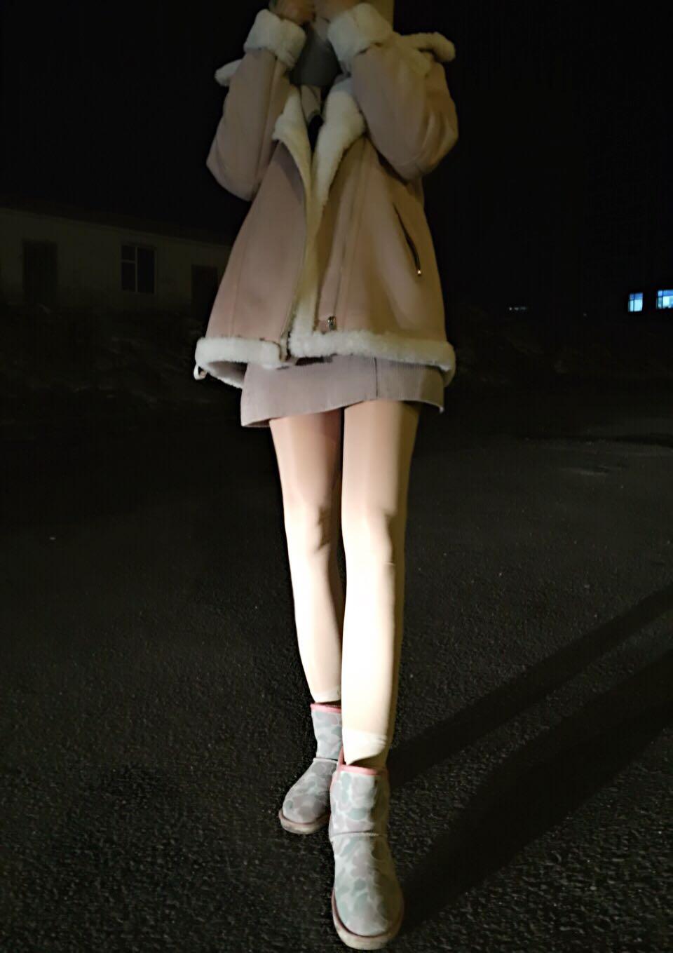 日本女生冬天真的是上身厚衣下身穿短裙露大腿吗