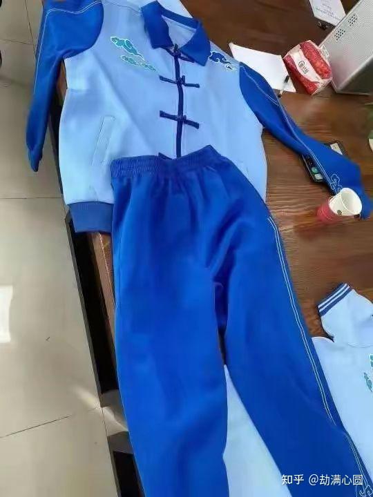 校服被质疑像寿衣事件的背后隐含了哪些问题