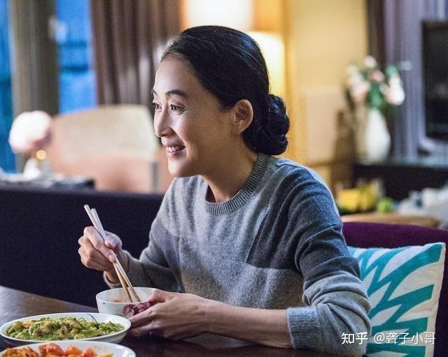 比如舞蹈金星,从男人成为了女人,跳孔雀舞的杨丽萍,为跳舞自断两根