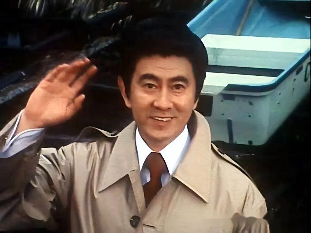 宇津井健38年前就告诉我们中年发腮也能不油腻穿套装就很儒雅