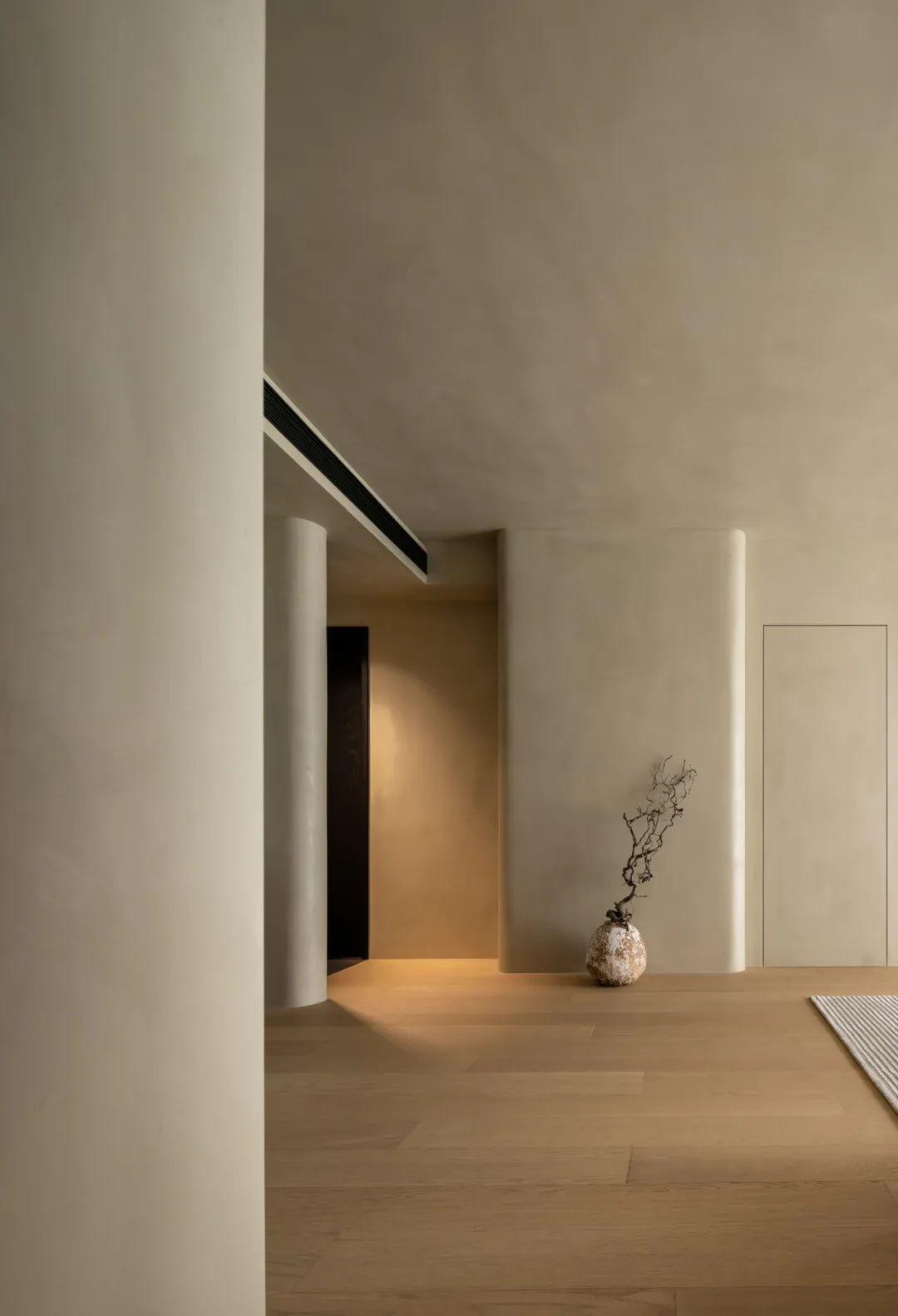 装修案例105㎡原生态侘寂风细腻肌理弧形结构每个角落都充满韵味