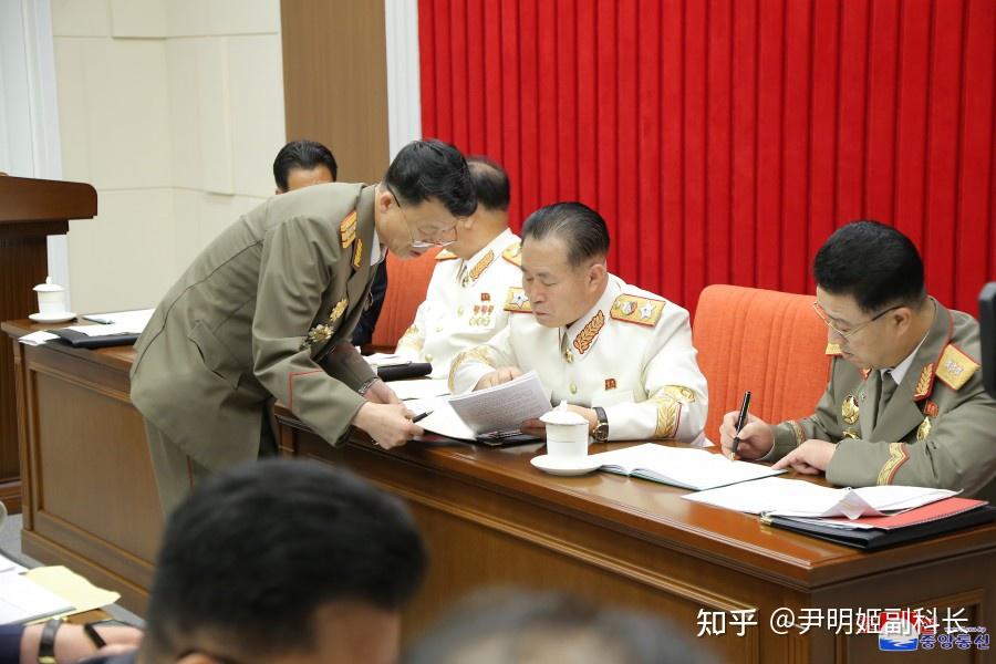 二排右起第一人而时任朝鲜劳动党中央政治局委员,朝鲜人民军总参谋长