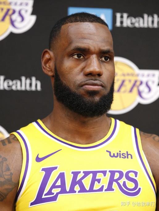 詹姆斯捡起对手镜片戴自己脸上三双老詹宝刀未老