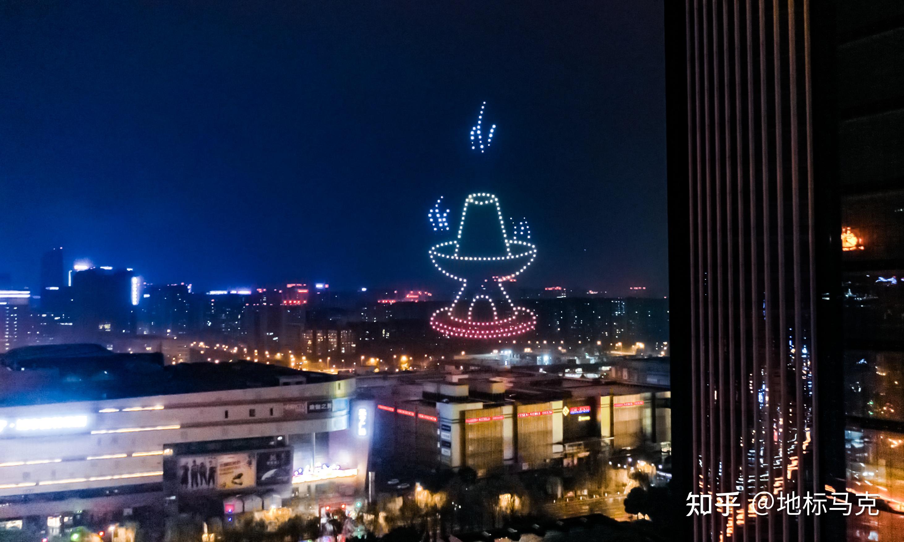 无人方阵又变幻为成都五宝:麻将,脸谱,大熊猫,串串,火锅,在星球环绕下