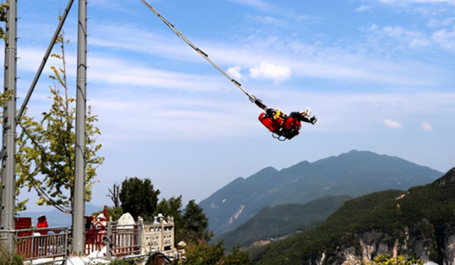 重庆龙缸风景区荡秋千图片