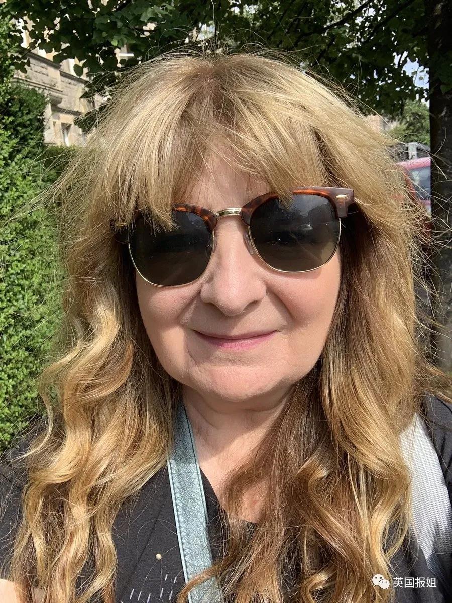 顺便一提,这位大姐戴墨镜时长这样美国喜剧演员janey godley更搞笑:"