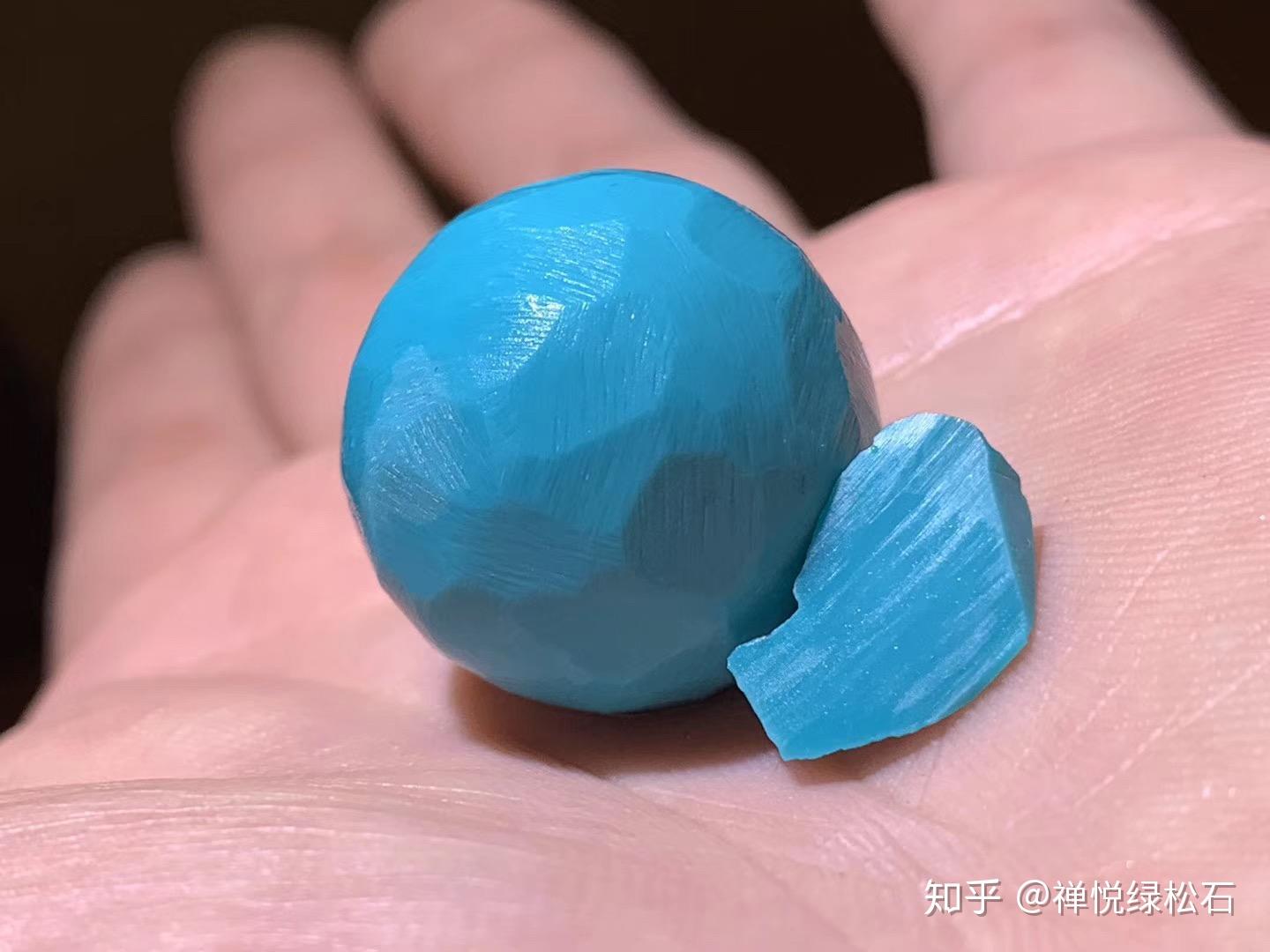 6767绿松石的颜色种类有很多,一般来说,松石的颜色越"深"就越好