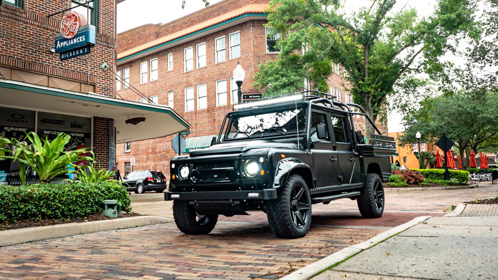 兼顾越野与舒适老款路虎卫士130皮卡改装化身黑骑士