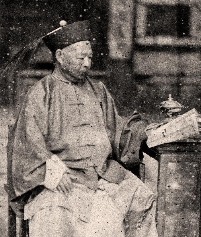 左宗棠 1812—1885 年),湘军著名将领,洋务派代表人物之一。与曾国藩、张之洞、李鸿章并称为「中兴四大名臣」。参与平定太平天国运动,兴办洋务运动,镇压捻军,平定陕甘同治回乱。1877 年他收复新疆,推动新疆建省。 左宗棠 1812—1885 年),湘军著名将领,洋务派代表人物之一。与曾国藩、张之洞、李鸿章并称为「中兴四大名臣」。参与平定太平天国运动,兴办洋务运动,镇压捻军,平定陕甘同治回乱。1877 年他收复新疆,推动新疆建省。