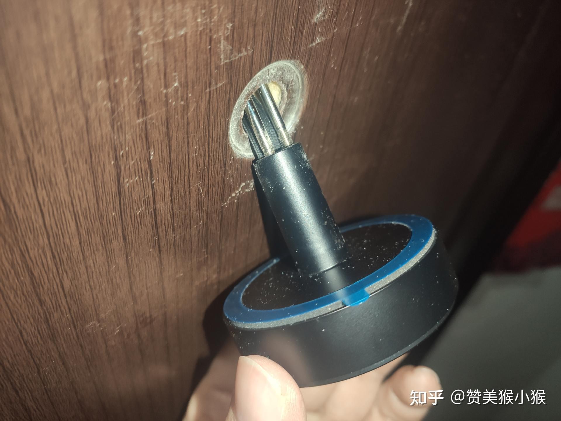 这款小米智能猫眼1s的安装过程非常容易,首先将防盗门原有透镜式猫眼