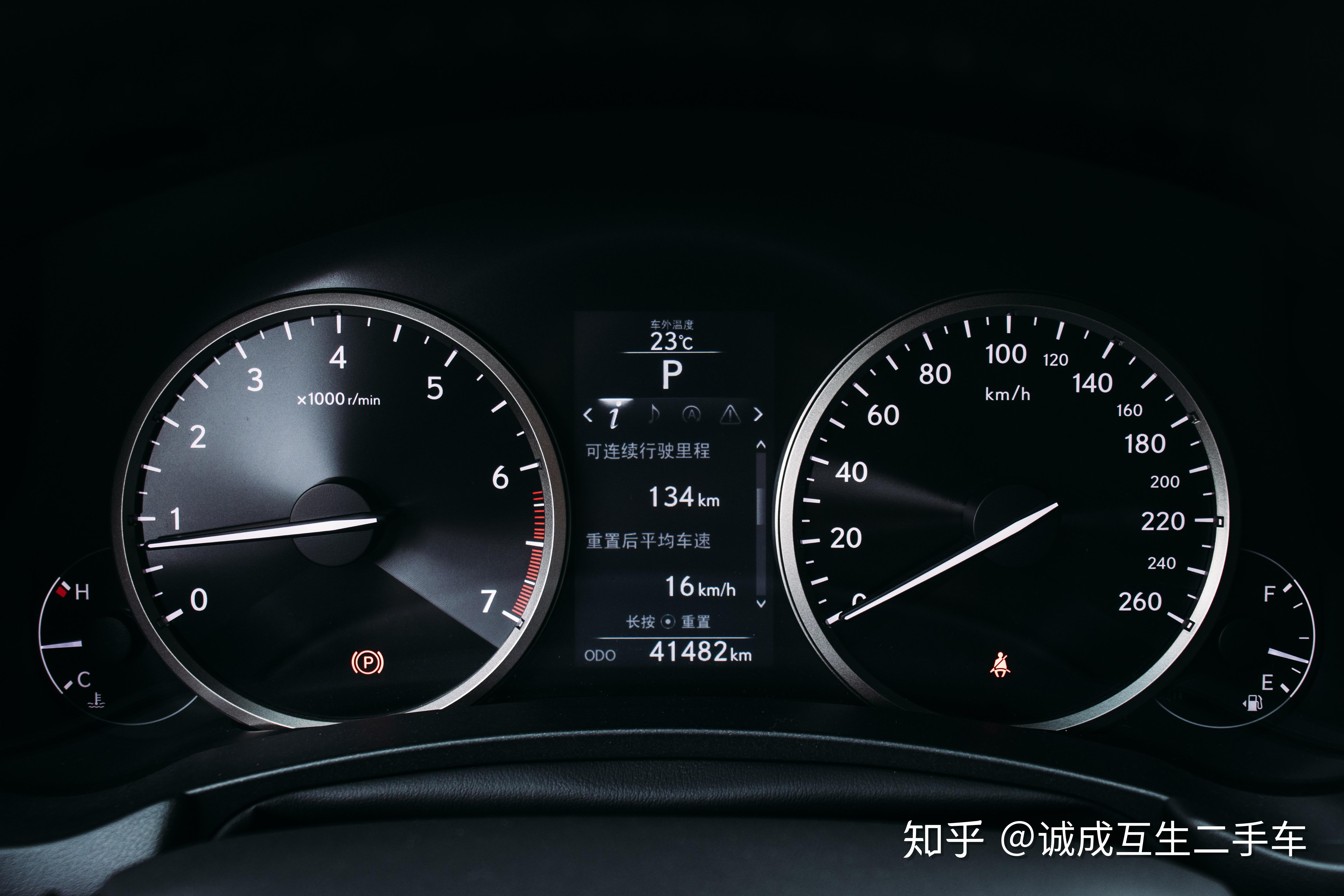 因为雷克萨斯nx在仪表台下部,方向盘和中央扶手等位置所用材质更柔软