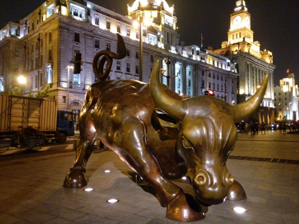 我国上海的外滩金融牛是华尔街铜牛的亲兄弟,这确实是一个很不好的