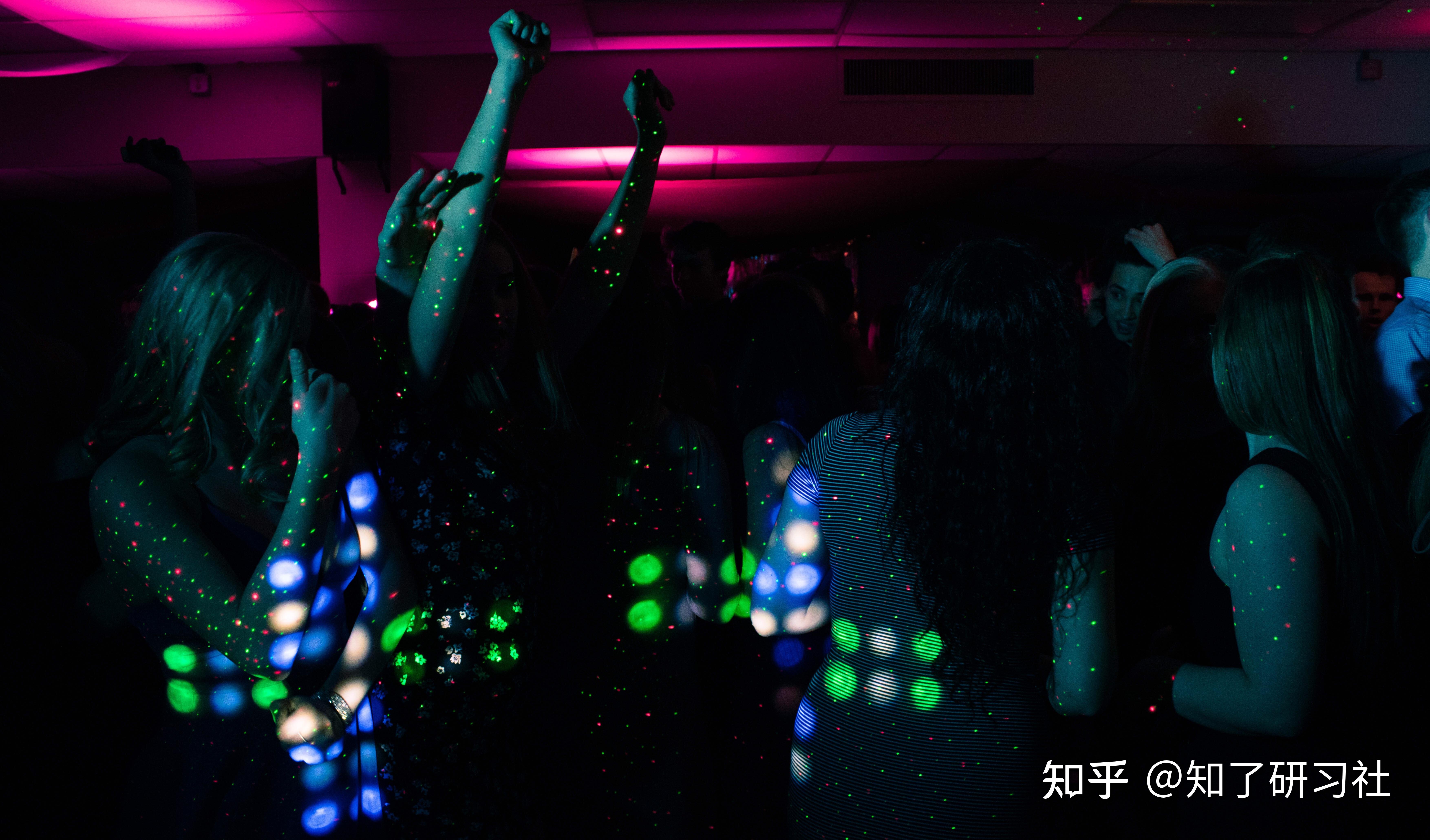 66岁老奶奶夜场当dj炸臭豆腐只为生存蹦迪才是生活