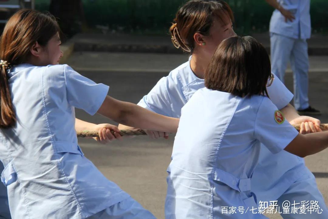 擰成一股繩永遠跟黨走七彩陽光夢拔河比賽