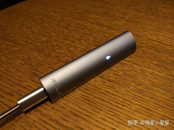 relx悅刻換彈霧化煙配有標準的micro usb充電線,原裝充電線表面更富有